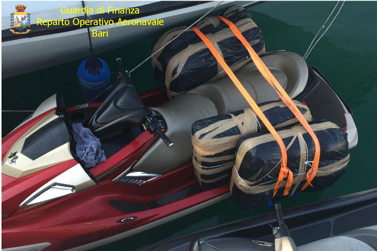 Sequestrati dalla Guardia di Finanza 2 quintali di droga trasportati di notte su un acquascooter