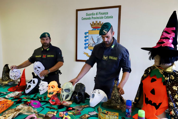 La Guardia di finanza sequestra 100mila articoli contraffatti per Halloween, made in Cina
