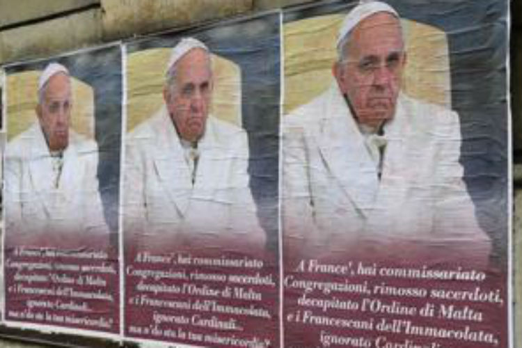 Roma tappezzata di manifesti che contestano Papa Francesco