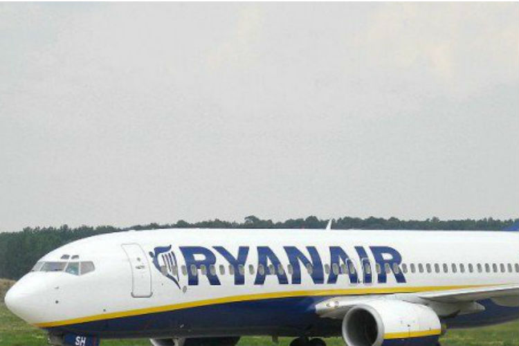 Rivoluzione Ryanair: dal 15 gennaio niente più trolley in cabina, solo a pagamento
