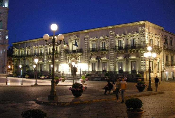 Acireale, palazzo di città - foto wikimedia commons - lagazzettaennese.it
