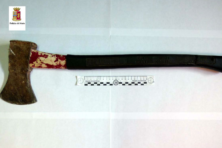 Pregiudicato arrestato dalla Polizia: con un’ascia sfonda la porta ai vicini