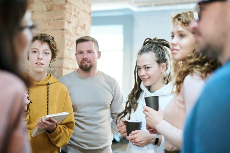 Assistenti sociali in riunione - foto pexels - lagazzettaennese.it