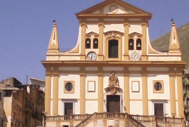 Belmonte_Mezzagno_(PA)_-_chiesa_madre_del_Santissimo_Crocifisso - foto wikimedia commons - lagazzettaennese.it