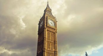 Nel cuore di Ragusa nasce una PICCOLA LONDRA | Il Big Ben siculo lo trovi a pochi metri, sui social è selfie mania