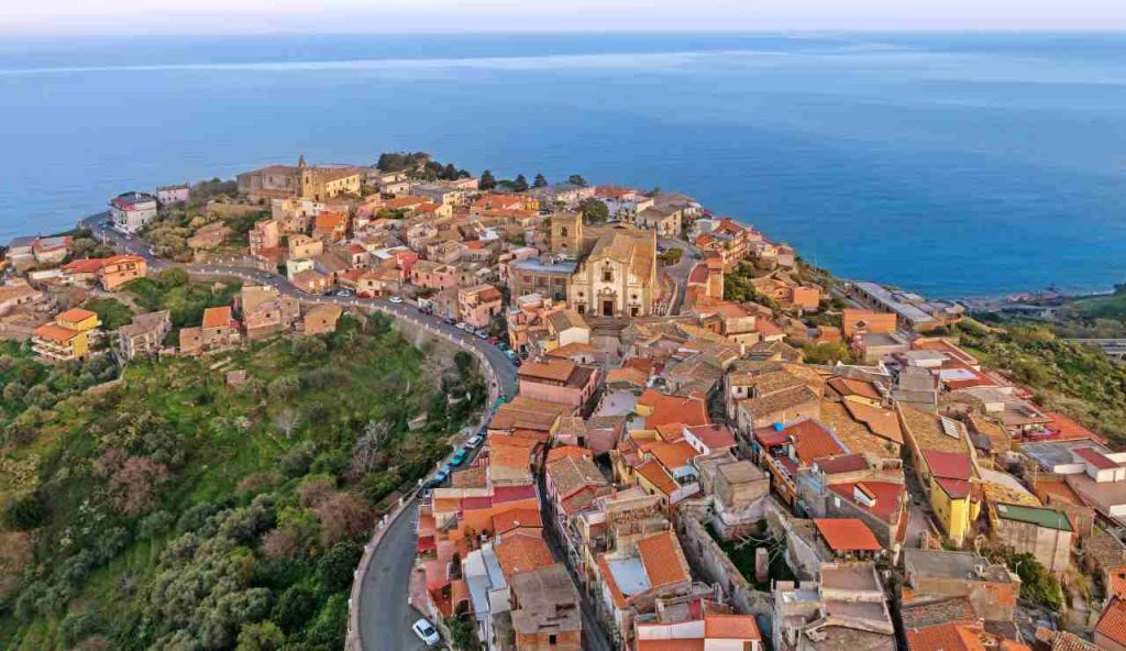 Borgo del Padrino - foto wikimedia commons - lagazzettaennese.it
