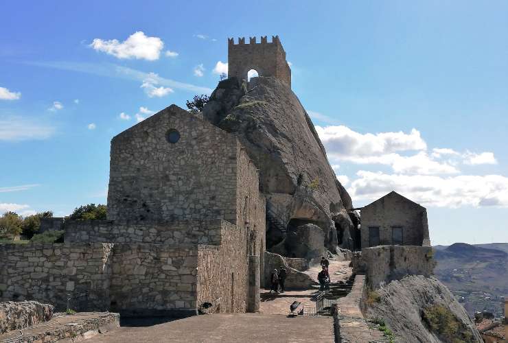 Castello di Sperlinga in Sicilia - foto wikimedia commons - lagazzettaennese.it