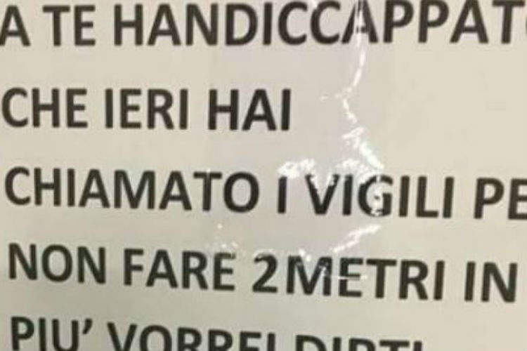 Multato per parcheggio riservato invalidi lascia un cartello: “Contento per la tua disgrazia, povero handicappato”