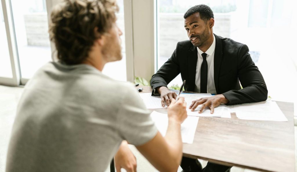 Colloquio lavoro - foto pexels - lagazzettaennese.it