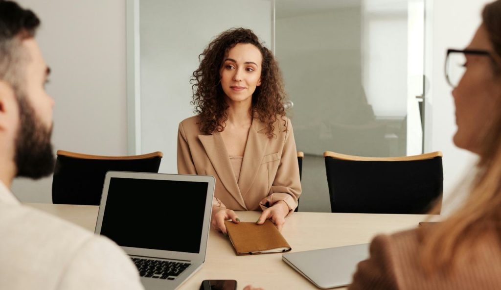 Colloquio lavoro - foto pexels - lagazzettaennese.it