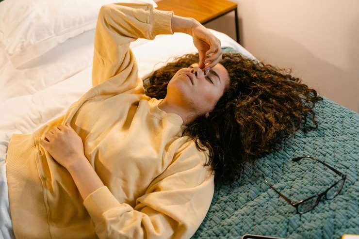 Donna a riposo - foto pexels - lagazzettaennese.it