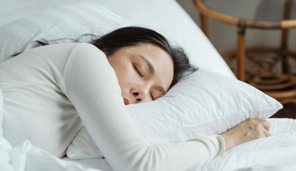 Donna che dorme - foto pexels - lagazzettaennese.it