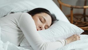 Donna che dorme - foto pexels - lagazzettaennese.it
