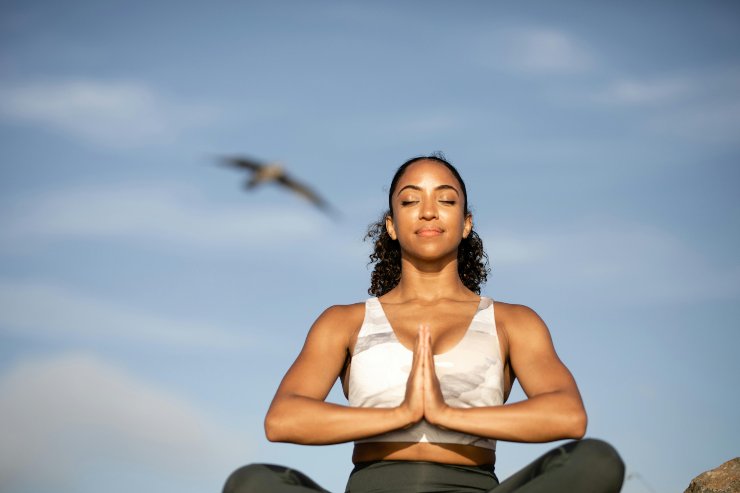 Donna che fa yoga all'aperto - foto pexels - lagazzettaennese.it