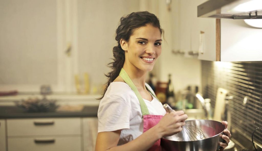 Donna cucina - foto pexels - lagazzettaennese.it