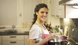 Donna cucina - foto pexels - lagazzettaennese.it