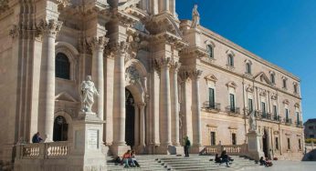 Vai a Siracusa e scopri il BORGO DELL’ELEGANZA | Qui persino alle casse ti danno la precedenza, clacson e urla abolite
