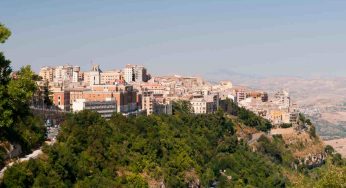 Basta con Taormina e San Vito Lo Capo, solo a Enna c’è il luogo PERFETTO per l’estate | C’è chi rinuncia al salvagente ma mai all’ombrellone