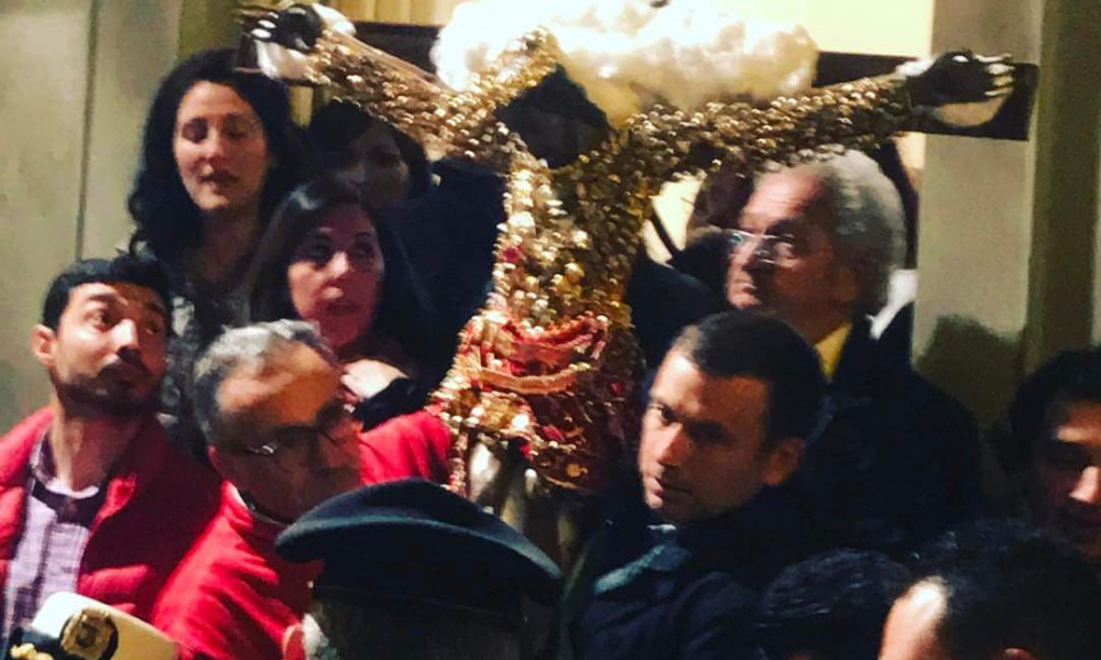 Barrafranca: Si spezza il crocifisso durante il corteo del Venerdì Santo