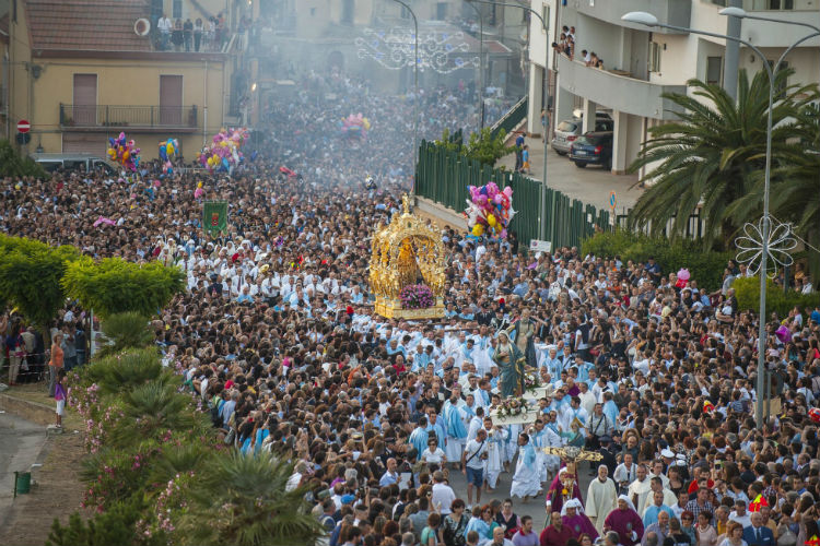 La processione della patrona venerata dagli Ennesi: la SS Madonna della Visitazione