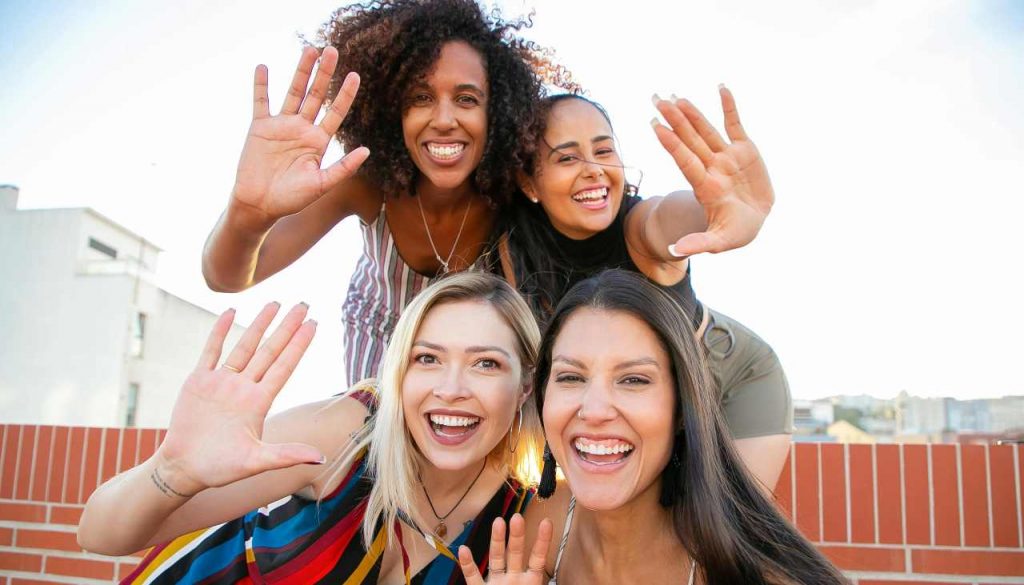 Giovani ragazze - foto pexels - lagazzettaennese.it