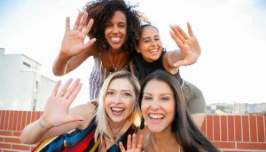 Giovani ragazze - foto pexels - lagazzettaennese.it