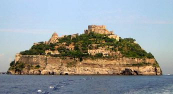 Procida e Ischia mollano, l’ISOLA più bella d’Italia è in Sicilia | I turisti sono in acqua dalle 7 del mattino alle 21, crea sana dipendenza