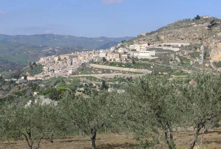 Leonforte vista da lontano - foto flickr - lagazzettaennese.it