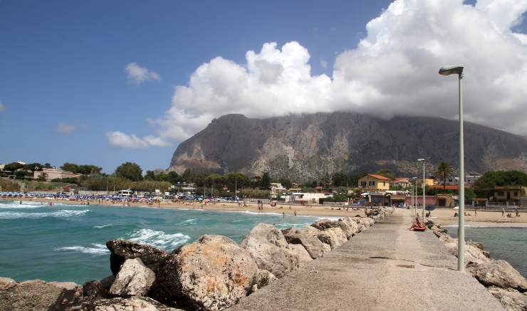 Magaggiari Beach in primo piano - foto wikimedia commons - lagazzettaennese.it