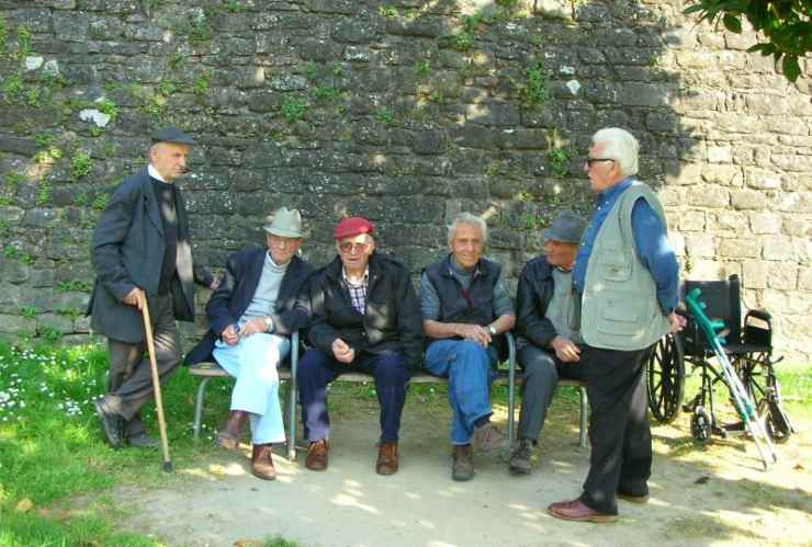 Pensionati discutono tra loro - foto flickr - lagazzettaennese.it