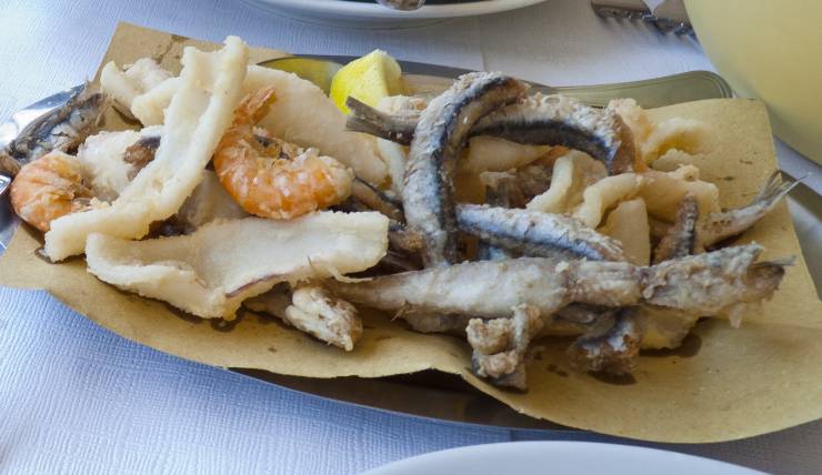 Pesce nel piatto - foto wikimedia commons - lagazzettaennese.it