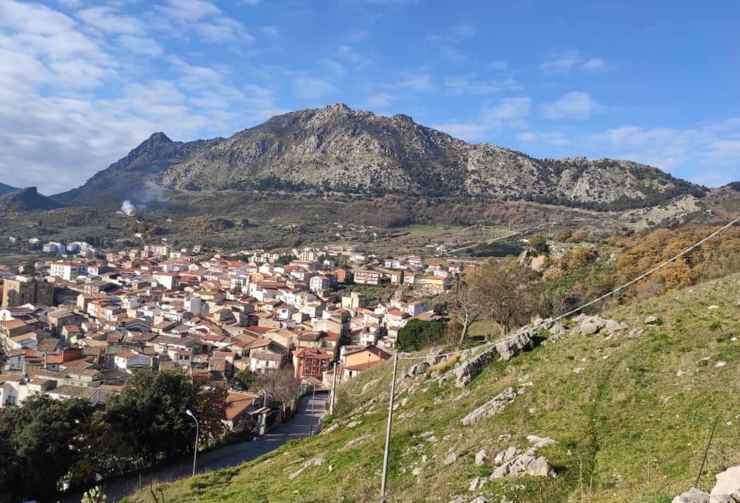 Piana degli Albanesi paesaggio - foto wikimedia commons - lagazzettaennese.it