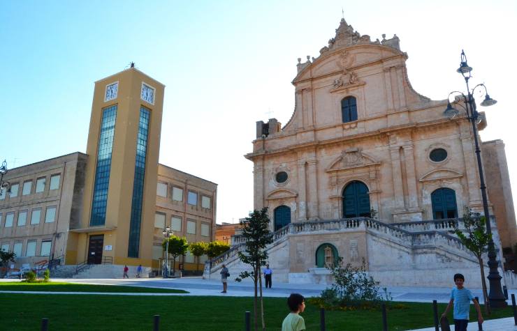 Piazza dell'Unità di Italia a Ispica - foto wikimedia commons - lagazzettaennese.it