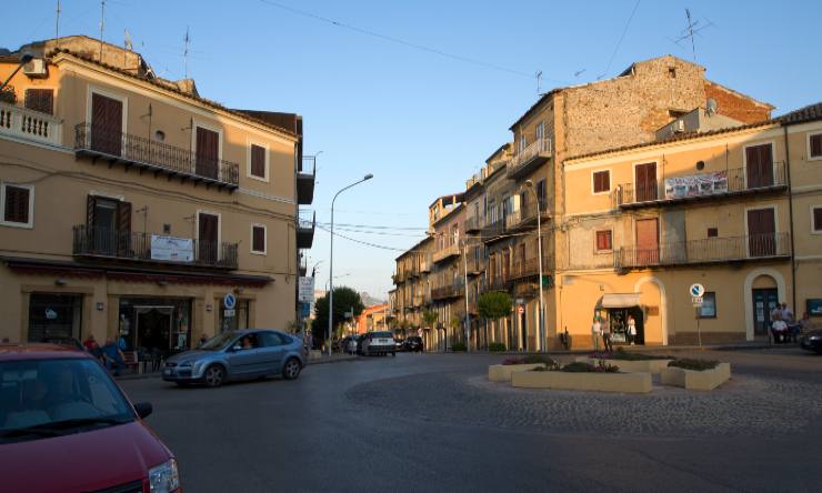 Piazza di Villarosa - foto wikimedia commons - lagazzettaennese.it