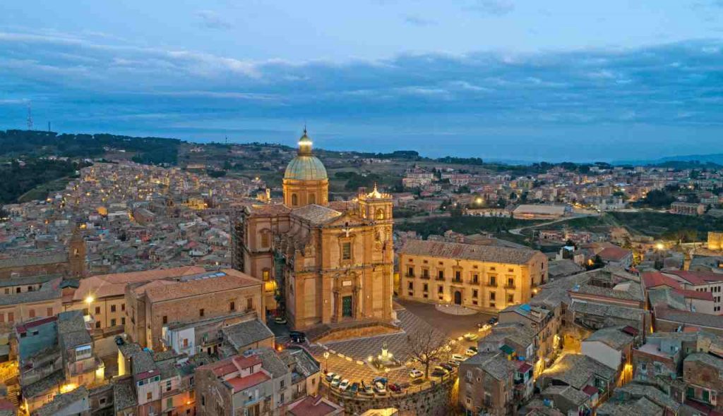 Piazza in Sicilia - foto wikimedia commons - lagazzettaennese.it
