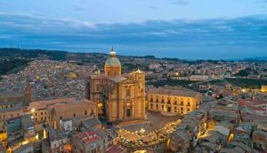 Piazza in Sicilia - foto wikimedia commons - lagazzettaennese.it