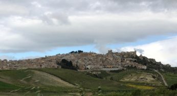 Nella rupe di pietre forate si erge il TESORO DI SICILIA | A Enna lo sapevano in pochi, ora è meta di oltre 1000 turisti al giorno