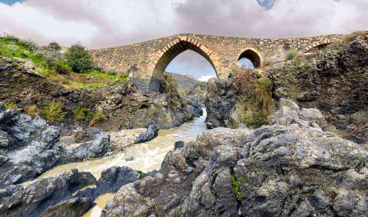 Ponte dei Saraceni (Adrano) - foto wikimedia commons - lagazzettaennese.it