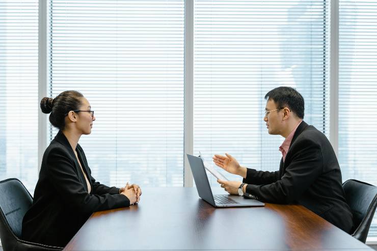 Ragazza sostiene colloquio - foto pexels - lagazzettaennese.it