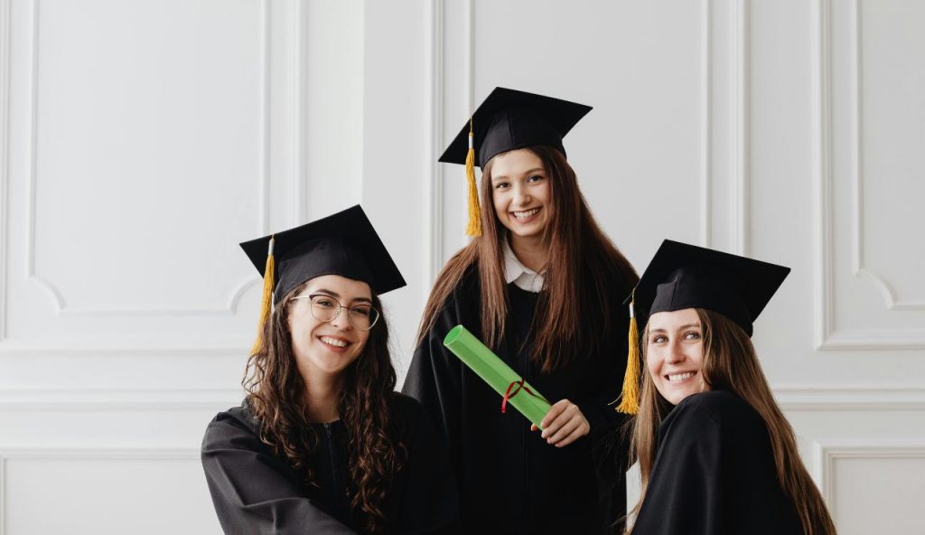 Ragazze laureate - foto pexels - lagazzettaennese.it