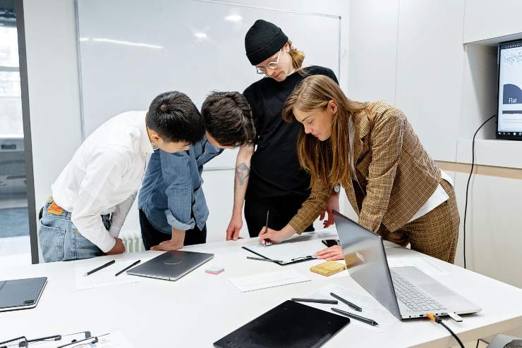 Ragazzi a lavoro - foto pexels - lagazzettaennese.it