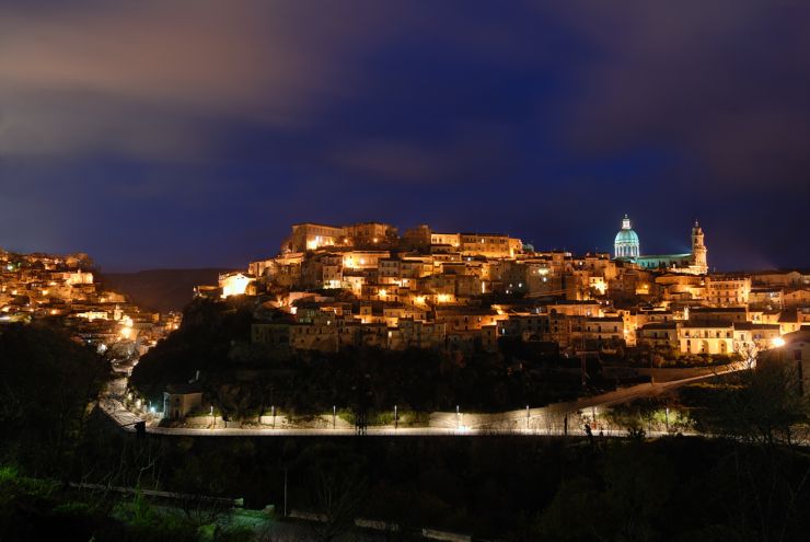 Ragusa Ibla di notte - foto wikimedia commons - lagazzettaennese.it