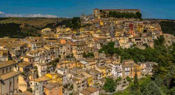 Poco distante dalla bella Ragusa sorge il BORGO DEI PUFFI | Non li trovi tutti blu, ma Gargamella e Birba ci sono