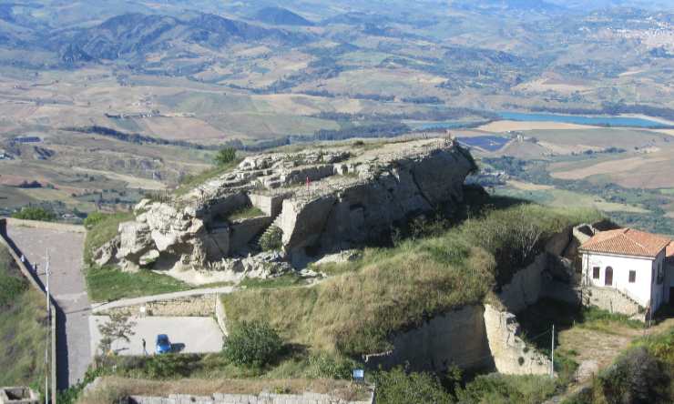 Rocca di Cerere ad Enna - foto wikimedia commons - lagazzettaennese.it