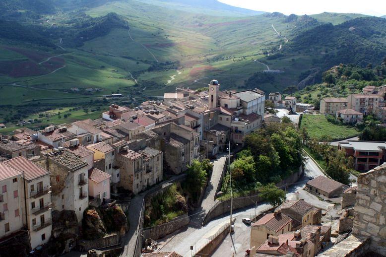 Dissesto idrogeologico: Sperlinga, affidata la progettazione per consolidare la rupe del castello