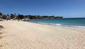 Spiaggia Sicilia - foto wikimedia commons - lagazzettaennese.it