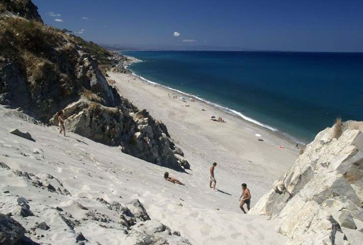 Spiaggia di San Saba - foto wikipedia - lagazzettaennese.it