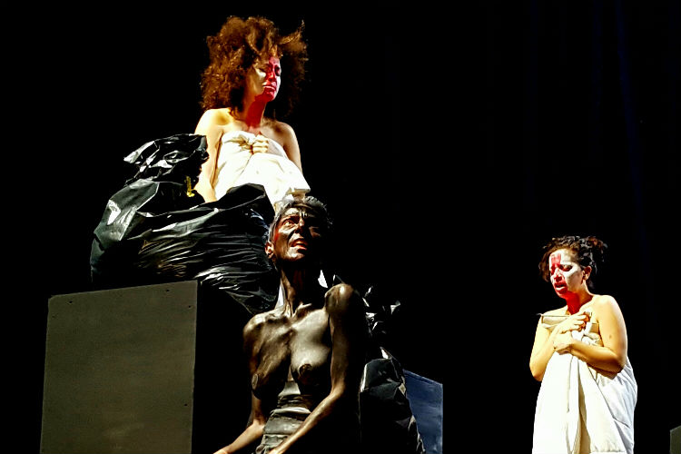 Enna, Teatro Garibaldi: l’eroismo delle Troiane in una messa in scena tutta al femminile