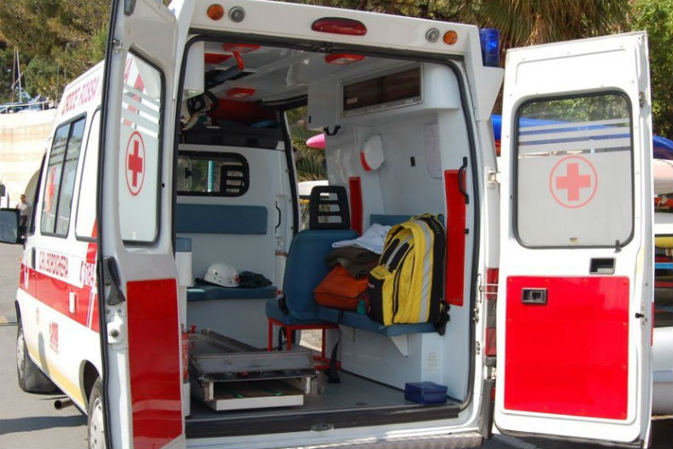 Scontro auto-scooter nella notte, muore una ragazza di 17 anni
