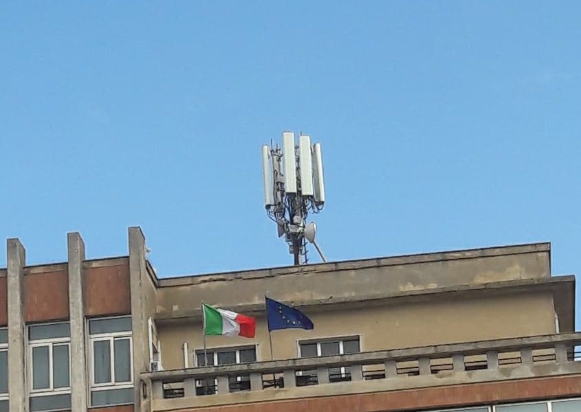 Agira: richiesto controllo su antenna telefonica sopra il palazzo delle Poste